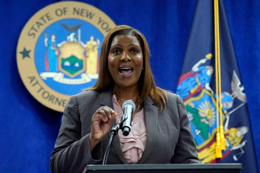 安德鲁-科莫因性骚扰报告而辞去纽约州长职务