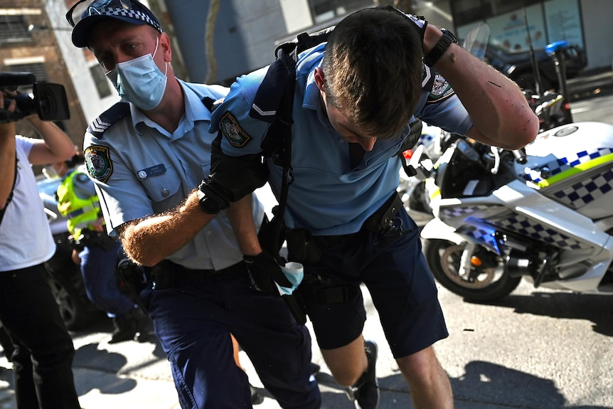 警方粉碎悉尼反封锁抗议活动，数十人被捕，数百人被罚款