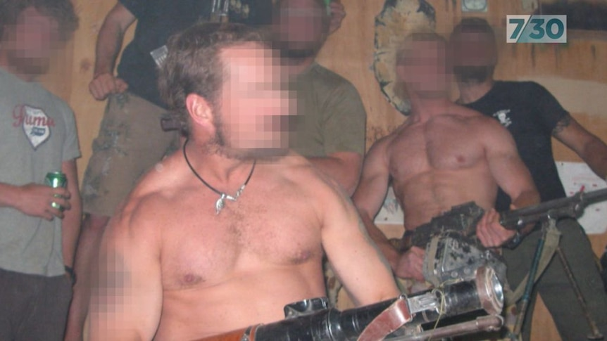 SAS喝酒文化的内幕有脱衣舞娘的裸体扭蛋机、枪支和 "逍遥法外"