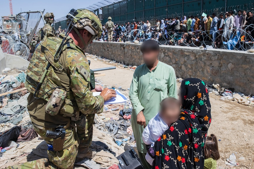 内政部长敦促在阿富汗的澳大利亚人 "到安全的地方去"，等待商业航班的到来
