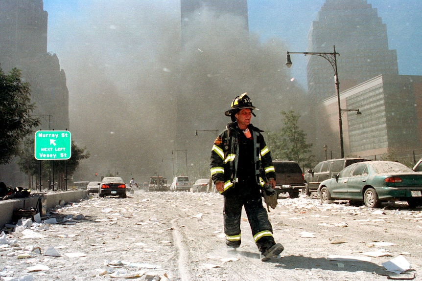 当双子塔在9月11日被烧毁时，数百人被困在狭窄的楼梯间里