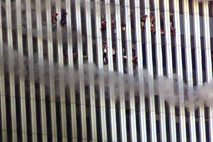 当双子塔在9月11日被烧毁时，数百人被困在狭窄的楼梯间里