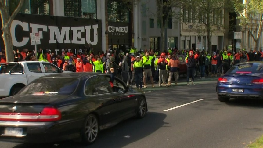 数十警员驻守在建筑工会总部大楼外应对可能的抗议活动